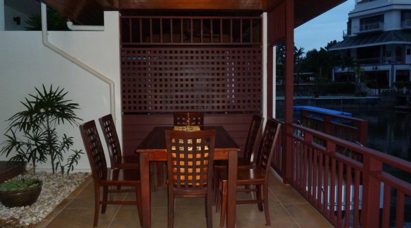 15 salah outside seating